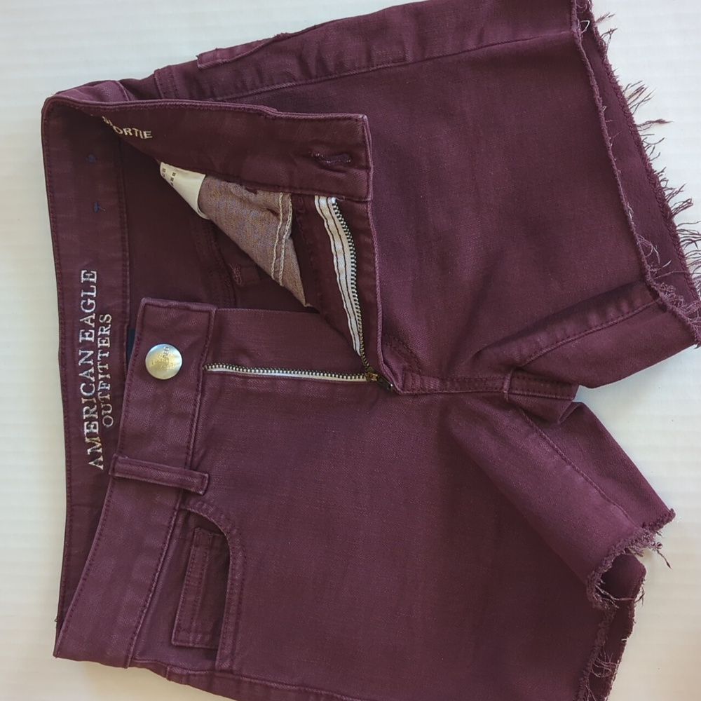 AEO Super Stretch Hi Rise Frayed Hem Shortie Cut Off Mom Shorts 00 Burgundy - Picture 7 of 13